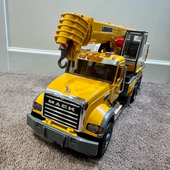 EUC Bruder MACK Granite Liebherr Crane Truck - Picture 6 of 10